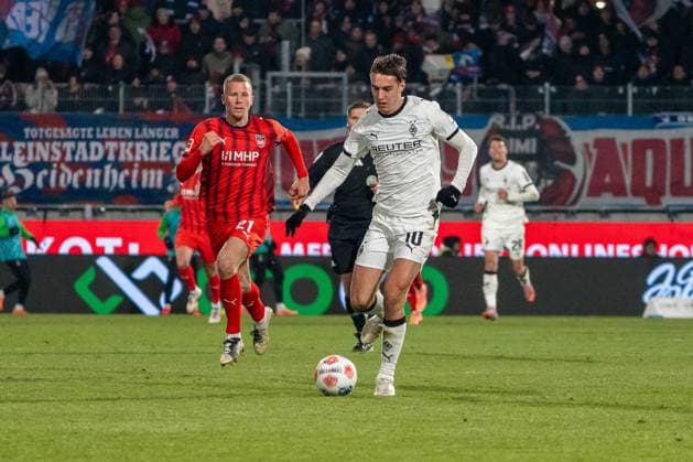 Florian Neuhaus Borussia Mönchengladbach, 10 sprints alone towards goal, Adrian Beck FC Heidenheim, 21 cannot stop him, GER, 1 FC Heidenheim 1846 vs Borussia Mönchengladbach, Football, 1 Bundesliga, Matchday 11, Season 2025 2026, 22 11 2025, DFL REGULATES PROHIBIT ANY USE OF PHOTOGRAPHS AS IMAGE SEQUENCES AND OR QUASI VIDEO, GER, 1 FC Heidenheim 1846 vs Borussia Mönchengladbach, Football, 1 Bundesliga, Matchday 11, Season 2025 2026, 22 11 2025, Heidenheim Copyright: xEibner-Pressefoto EdwardxCheungx EP_ECG