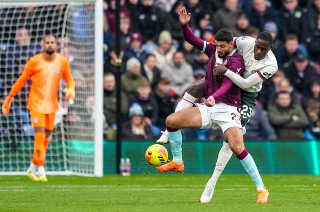 BURNLEY, ENGLAND - NOVEMBER 22: Armando Broja of Burnley is challenged by Trevoh Chalobah of Chelsea during the Premier League match between Burnley and Chelsea at Turf Moor on November 22, 2025 in Burnley, England. (Photo by Rene Nijhuis) SPO  Copyright: xRenexNijhuis
