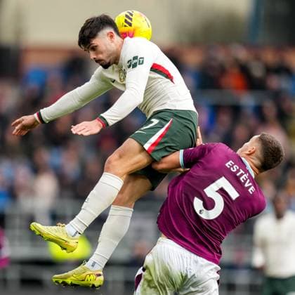 BURNLEY, ENGLAND - NOVEMBER 22: Pedro Neto of Chelsea and Maxime Esteve of Burnley battle for the ball during the Premier League match between Burnley and Chelsea at Turf Moor on November 22, 2025 in Burnley, England. (Photo by Rene Nijhuis) SPO  Copyright: xRenexNijhuis