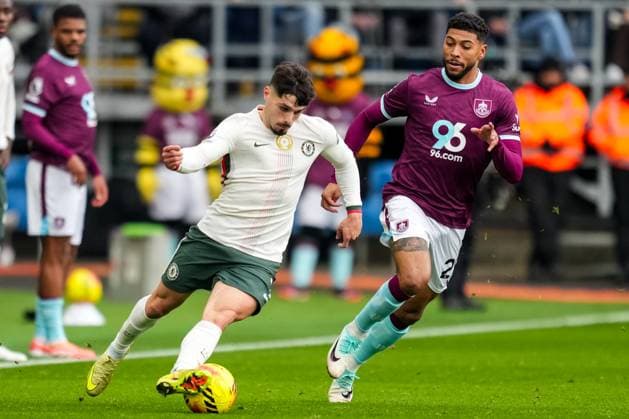 BURNLEY, ENGLAND - NOVEMBER 22: Pedro Neto of Chelsea dribbles with the ball under pressure from Josh Laurent of Burnley during the Premier League match between Burnley and Chelsea at Turf Moor on November 22, 2025 in Burnley, England. (Photo by Rene Nijhuis) SPO  Copyright: xRenexNijhuis