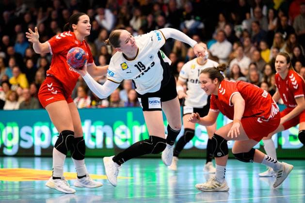 Handball, Women Laenderspiel Germany Switzerland Nieke Kühne Kuehne Germany Goeppeingen EWS Arena Germany