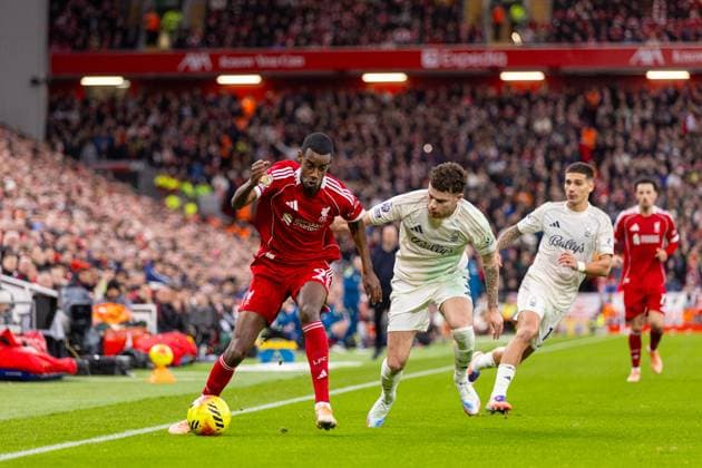 Football - FA Premier League - Liverpool FC v Nottingham Forest FC LIVERPOOL, ENGLAND - Saturday, November 22, 2025: Liverpool s Alexander Isak and Nottingham Forest s Neco Williams (R) during the FA Premier League match between Liverpool FC and Nottingham Forest FC at Anfield. (Photo by David Rawcliffe Propaganda) LIVERPOOL Anfield MERSEYSIDE ENGLAND  Copyright: xDavidxRawcliffex P2025-11-22-Liverpool_Nottingham_Forest-42