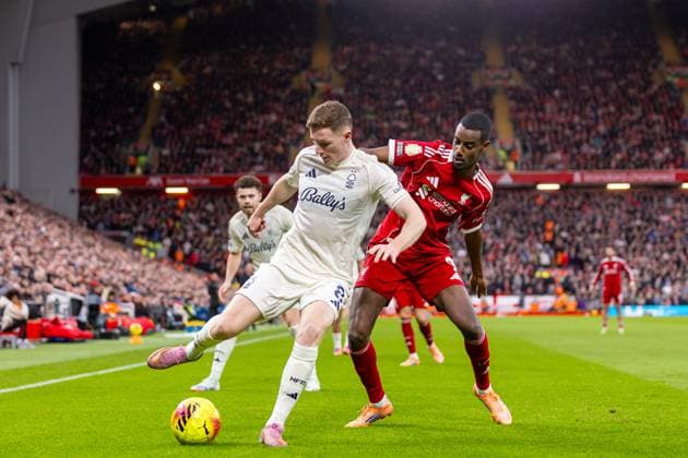 Football - FA Premier League - Liverpool FC v Nottingham Forest FC LIVERPOOL, ENGLAND - Saturday, November 22, 2025: Liverpool s Alexander Isak (R) and Nottingham Forest s Elliot Anderson during the FA Premier League match between Liverpool FC and Nottingham Forest FC at Anfield. (Photo by David Rawcliffe Propaganda) LIVERPOOL Anfield MERSEYSIDE ENGLAND  Copyright: xDavidxRawcliffex P2025-11-22-Liverpool_Nottingham_Forest-43