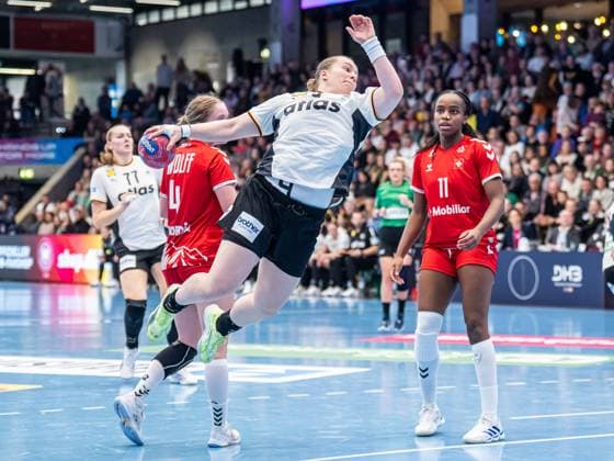 Lisa Antl Germany, 09 comes free to throw, Germany vs. Switzerland, handball, international match, women, season 2025 2026, 22 11 2025, Germany vs. Switzerland, handball, international match, women, season 2025 2026, 22 11 2025 Goeppingen Copyright: xEibner-Pressefoto MichaelxSchmidx EP_MST