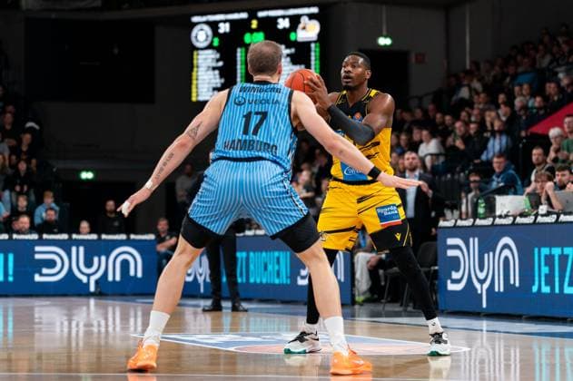 Yorman Polas Bartolo MHP RIESEN Ludwigsburg, 13 dribbling against Niklas Wimberg Veolia Towers Hamburg, 17 , GER, Veolia Towers Hamburg vs MHP Riesen Ludwigsburg, Basketball, Bundesliga, Matchday 8, Season 2025 2026, 22 11 2025 GER, Veolia Towers Hamburg vs MHP Riesen Ludwigsburg, Basketball, Bundesliga, Matchday 8, Season 2025 2026, 22 11 2025 Hamburg Copyright: xEibner-Pressefoto MaxxVincenx EP_MVN