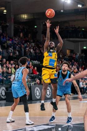 Traveon Buchanan MHP RIESEN Ludwigsburg, 02 , Jean Pierre Tokoto Veolia Towers Hamburg, 07 , Devon Daniels Veolia Towers Hamburg, 21 , GER, Veolia Towers Hamburg vs MHP Riesen Ludwigsburg, Basketball, Bundesliga, Matchday 8, Season 2025 2026, 22 11 2025 GER, Veolia Towers Hamburg vs MHP Riesen Ludwigsburg, Basketball, Bundesliga, Matchday 8, Season 2025 2026, 22 11 2025 Hamburg Copyright: xEibner-Pressefoto MaxxVincenx EP_MVN