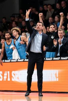 Benka Barloschky Veolia Towers Hamburg, Coach gives instructions to players, GER, Veolia Towers Hamburg vs MHP Riesen Ludwigsburg, Basketball, Bundesliga, Matchday 8, Season 2025 2026, 22 11 2025 GER, Veolia Towers Hamburg vs MHP Riesen Ludwigsburg, Basketball, Bundesliga, Matchday 8, Season 2025 2026, 22 11 2025 Hamburg Copyright: xEibner-Pressefoto MaxxVincenx EP_MVN