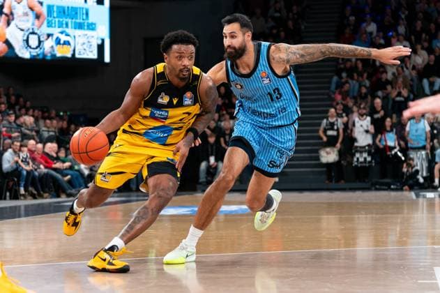 Elijah Hughes MHP RIESEN Ludwigsburg, 07 dribbling against Martin Breunig Veolia Towers Hamburg, 13 , GER, Veolia Towers Hamburg vs MHP Riesen Ludwigsburg, Basketball, Bundesliga, Matchday 8, Season 2025 2026, 22 11 2025 GER, Veolia Towers Hamburg vs MHP Riesen Ludwigsburg, Basketball, Bundesliga, Matchday 8, Season 2025 2026, 22 11 2025 Hamburg Copyright: xEibner-Pressefoto MaxxVincenx EP_MVN