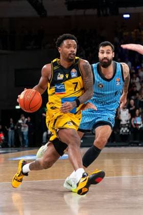 Elijah Hughes MHP RIESEN Ludwigsburg, 07 dribbling against Martin Breunig Veolia Towers Hamburg, 13 , GER, Veolia Towers Hamburg vs MHP Riesen Ludwigsburg, Basketball, Bundesliga, Matchday 8, Season 2025 2026, 22 11 2025 GER, Veolia Towers Hamburg vs MHP Riesen Ludwigsburg, Basketball, Bundesliga, Matchday 8, Season 2025 2026, 22 11 2025 Hamburg Copyright: xEibner-Pressefoto MaxxVincenx EP_MVN