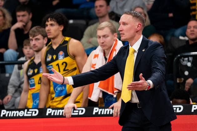 Mikko Riipinen MHP RIESEN Ludwigsburg, Head Coach , GER, Veolia Towers Hamburg vs MHP Riesen Ludwigsburg, Basketball, Bundesliga, Matchday 8, Season 2025 2026, 22 11 2025 GER, Veolia Towers Hamburg vs MHP Riesen Ludwigsburg, Basketball, Bundesliga, Matchday 8, Season 2025 2026, 22 11 2025 Hamburg Copyright: xEibner-Pressefoto MaxxVincenx EP_MVN