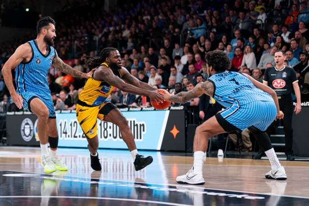 Traveon Buchanan MHP RIESEN Ludwigsburg, 02 in duel, fight for the ball with Jean Pierre Tokoto Veolia Towers Hamburg, 07 , GER, Veolia Towers Hamburg vs MHP Riesen Ludwigsburg, Basketball, Bundesliga, Matchday 8, Season 2025 2026, 22 11 2025 GER, Veolia Towers Hamburg vs MHP Riesen Ludwigsburg, Basketball, Bundesliga, Matchday 8, Season 2025 2026, 22 11 2025 Hamburg Copyright: xEibner-Pressefoto MaxxVincenx EP_MVN