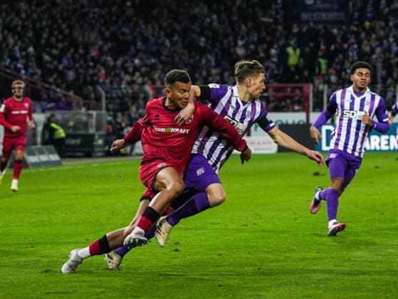 Jannik Mueller VfL Osnabrueck, 24 in duel against Marcel Costly FC Ingolstadt, 22 VfL Osnabrueck vs FC Ingolstadt, Soccer, 3 Liga, Matchday 15, Season 2025 2026, 22 11 2025 DFB REGULATES PROHIBIT ANY USE OF PHOTOGRAPHS AS IMAGE SEQUENCES AND OR QUASI VIDEO, VfL Osnabrueck vs FC Ingolstadt, Football, 3 Liga, Matchday 15, Season 2025 2026, 22 11 2025 Osnabrueck Copyright: xEibner-Pressefoto DamianxKruczynx EP_DKI