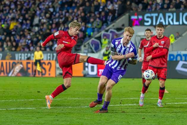 Osnabrück, Germany 22 November 2025 3 Liga 2025 2026 VfL Osnabrück vs FC Ingolstadt 04 In the picture from left in duel Max Plath FCI and Bjarke Jacobsen VfL DFB regulations prohibit any use of photographs as image sequences and or quasi video Bremer Brücke Niedersachsen Copyright: xFotostandx xSchäferx