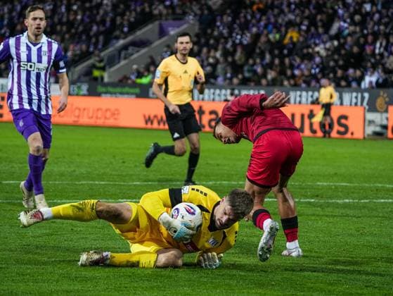 Lukas Jonsson VfL Osnabrueck, 21 was able to get the ball in front of Marcel Costly FC Ingolstadt, 22 VfL Osnabrueck vs FC Ingolstadt, Football, 3 Liga, Matchday 15, Season 2025 2026, 22 11 2025 DFB REGULATES PROHIBIT ANY USE OF PHOTOGRAPHS AS IMAGE SEQUENCES AND OR QUASI VIDEO, VfL Osnabrueck vs FC Ingolstadt, Football, 3 Liga, Matchday 15, Season 2025 2026, 22 11 2025 Osnabrueck Copyright: xEibner-Pressefoto DamianxKruczynx EP_DKI