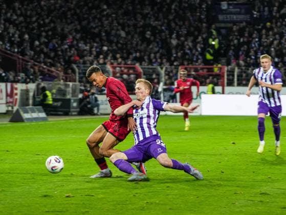 Niklas Wiemann VfL Osnabrueck, 25 draws Marcel Costly FC Ingolstadt, 22 down VfL Osnabrueck vs FC Ingolstadt, Football, 3 Liga, Matchday 15, Season 2025 2026, 22 11 2025 DFB REGULATES PROHIBIT ANY USE OF PHOTOGRAPHS AS IMAGE SEQUENCES AND OR QUASI VIDEO, VfL Osnabrueck vs FC Ingolstadt, Football, 3 Liga, Matchday 15, Season 2025 2026, 22 11 2025 Osnabrueck Copyright: xEibner-Pressefoto DamianxKruczynx EP_DKI