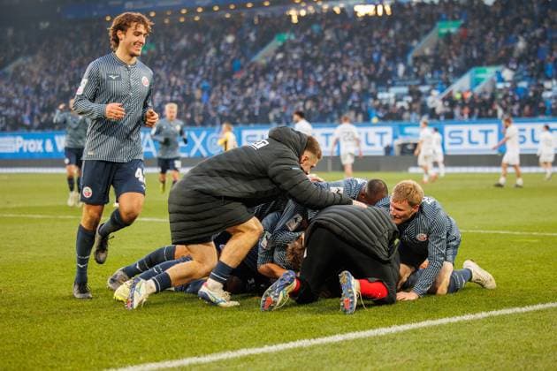 1 0 Goalscorer is no longer visible because he is celebrated by his teammates v l Benno Dietze Rostock m Jonas Dirkner Rostock , Andreas Voglsammer Rostock GER, FC Hansa Rostock vs 1 FC Schweinfurth 05, Soccer, Men, 3 League, Matchday 15, Season 2025 2026, 22 11 2025 Rostock Ostseestadion Mecklenburg Western Pomerania Germany