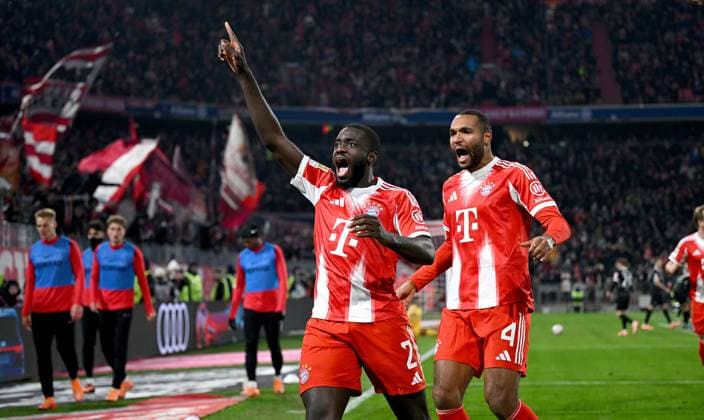 Soccer 1 Bundesliga Season 2025 2026 11 Matchday FC Bayern Muenchen SC Freiburg 22 11 2025 Celebration FC Bayern Muenchen after the goal to 3 2, from left, goal scorer Dayot Upamecano with Jonathan Tah