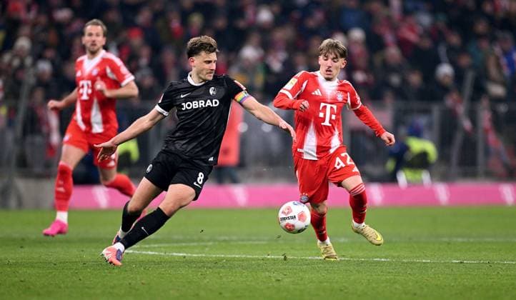 Soccer 1 Bundesliga Season 2025 2026 11 Matchday FC Bayern Muenchen SC Freiburg 22 11 2025 Lennart Karl right, FC Bayern Muenchen vs Maximilian Eggestein left, SC Freiburg