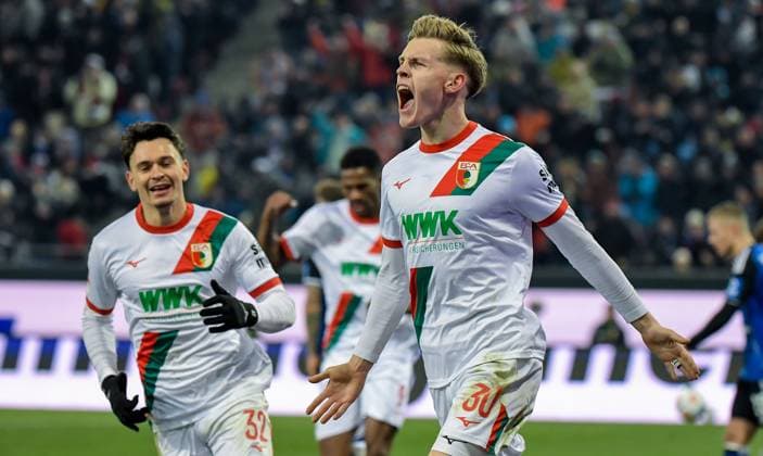 22 11 2025, xemx, Fussball 1 Bundesliga, FC Augsburg Hamburger SV v l Anton Kade FC Augsburg Jubel, Torjubel, celebrate the goal, jubelt ueber das Tor zum 1 0 DFL DFB REGULATIONS PROHIBIT ANY USE OF PHOTOGRAPHS as IMAGE SEQUENCES and or QUASI VIDEO Augsburg