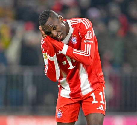 22 11 2025, Soccer Bundesliga 2025 2026, 11 Matchday, FC Bayern Munich SC Freiburg, in the Allianz Arena Munich, Nicolas Jackson FC Bayern Munich goal celebration after the 5 2 DFL and DFB regulations prohibit any use of photographs as image sequences and or quasi video