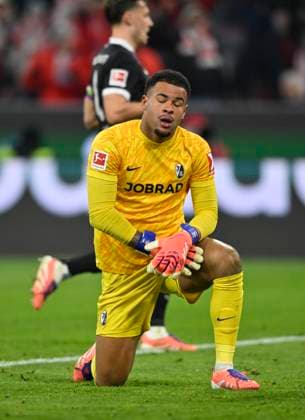 GOAL to 5 2 Nicolas Jackson FC Bayern Muenchen FCB 11 not in picture Goalkeeper Noah Atubolu SC Freiburg SCF 01 disappointed FC Bayern Muenchen SC Freiburg SCF 22 11 2025 DFL REGULATIONS PROHIBIT ANY USE OF PHOTOGRAPHS AS IMAGE SEQUENCES AND OR QUASI VIDEO FC Bayern Muenchen SC Freiburg SCF