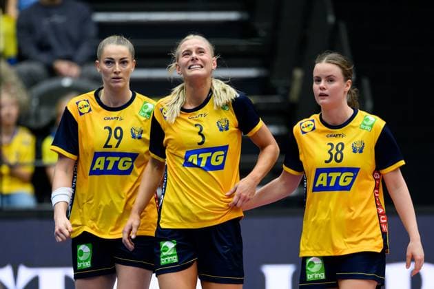 251122 Nina Koppang of Sweden in pain during the international friendly handball match between Sweden and Denmark on November 22, 2025 in Halmstad Photo Carl Sandin BILDBYRAN code CS CS0808 handball handball handball landslaget sverige sweden danmark national team denmark dam bbeng depp injury Kristin Thorleifsdottir Elin Hansson  Copyright: CARLxSANDIN BB251122CS039