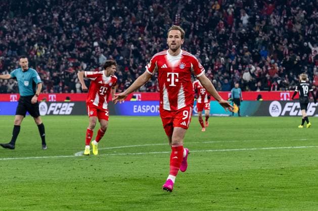 Harry Kane FC Bayern Muenchen, 9 celebrates his goal for 4 2 GER, FC Bayern Muenchen vs SC Freiburg, Football, Bundesliga, Matchday 11, Season 2025 2026, 22 11 2025 DFL DFB REGULATES PROHIBIT ANY USE OF PHOTOGRAPHS as IMAGE SEQUENCES and or QUASI VIDEO GER, FC Bayern Muenchen vs SC Freiburg, Football, Bundesliga, Matchday 11, Season 2025 2026, 22 11 2025 Muenchen Copyright: xEibner-Pressefoto HeikexFeinerx EP_HFR