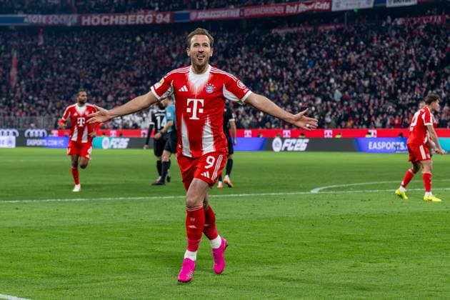 Harry Kane FC Bayern Muenchen, 9 celebrates his goal for 4 2 GER, FC Bayern Muenchen vs SC Freiburg, Football, Bundesliga, Matchday 11, Season 2025 2026, 22 11 2025 DFL DFB REGULATES PROHIBIT ANY USE OF PHOTOGRAPHS as IMAGE SEQUENCES and or QUASI VIDEO GER, FC Bayern Muenchen vs SC Freiburg, Football, Bundesliga, Matchday 11, Season 2025 2026, 22 11 2025 Muenchen Copyright: xEibner-Pressefoto HeikexFeinerx EP_HFR