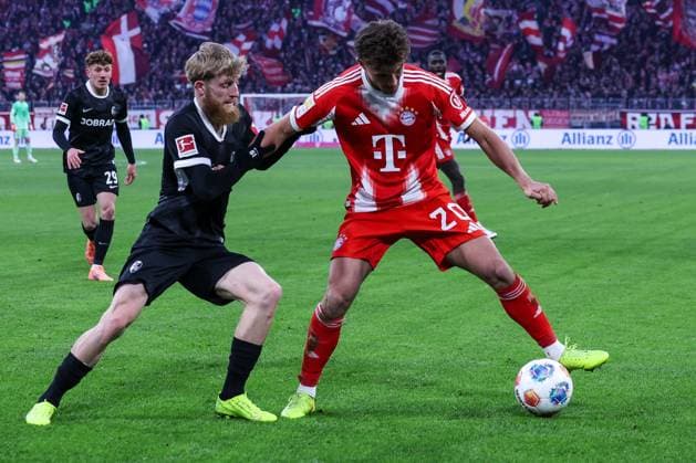 Jan Niklas Beste 19 SC Freiburg , left, and Tom Bischof 20 FC Bayern Muenchen in duel, action, FC Bayern Muenchen vs SC Freiburg, football, Bundesliga, DFL, 2025 2026 season, first half, 22 11 2025 DFB regulations prohibit any use of photographs as image sequences and or quasi video Muenchen Bayern Germany Copyright: xkolbert-press MartinxAgüerax