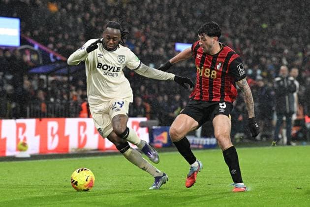 Bournemouth v West Ham United Premier League 22 11 2025. Aaron Wan-Bissaka (29) of West Ham United on the attack battles for possession with Marcos Senesi (5) of AFC Bournemouth during the Premier League match between Bournemouth and West Ham United at the Vitality Stadium, Bournemouth, England on 22 November 2025. Bournemouth Vitality Stadium Dorset England Editorial use only DataCo restrictions apply See www.football-dataco.com , Copyright: xGrahamxHuntx PSI-23261-0048
