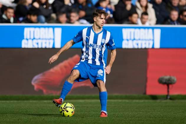 Deportivo Alaves v RC Celta de Vigo - LaLiga EA Sports Denis Suarez of Deportivo Alaves in action during the LaLiga EA Sports match between Deportivo Alaves and RC Celta de Vigo at Mendizorrotza on November 22, 2025, in Vitoria, Spain. Vitoria Mendizorrotza Basque Country Spain RL_ALVvRCV_000022 Copyright: xRicardoxLarreinax
