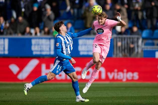 Deportivo Alaves v RC Celta de Vigo - LaLiga EA Sports Lucas Boye of Deportivo Alaves competes for the ball with Carl Starfelt of RC Celta de Vigo during the LaLiga EA Sports match between Deportivo Alaves and RC Celta de Vigo at Mendizorrotza on November 22, 2025, in Vitoria, Spain. Vitoria Mendizorrotza Basque Country Spain RL_ALVvRCV_000028 Copyright: xRicardoxLarreinax