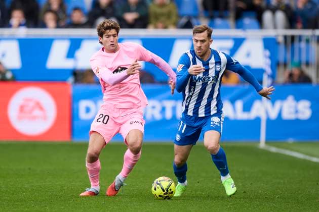 Deportivo Alaves v RC Celta de Vigo - LaLiga EA Sports Marcos Alonso of RC Celta de Vigo competes for the ball with Toni Martinez of Deportivo Alaves during the LaLiga EA Sports match between Deportivo Alaves and RC Celta de Vigo at Mendizorrotza on November 22, 2025, in Vitoria, Spain. Vitoria Mendizorrotza Basque Country Spain RL_ALVvRCV_000033 Copyright: xRicardoxLarreinax