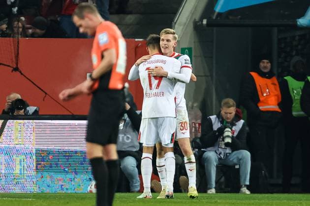 Goal for Augsburg 1 0 by Anton Kade FC Augsburg 30 Cheers in the team GER, FC Augsburg vs Hamburger SV, 1 Bundesliga Soccer, Matchday 11, Season 2025 2026, 22 11 2025 DFB DFL REGULATIONS PROHIBIT ANY USE OF PHOTOGRAPHS AS IMAGE SEQUENCES AND OR QUASI VIDEO GER, FC Augsburg vs Hamburger SV, 1 Bundesliga Soccer, Matchday 11, Season 2025 2026, 22 11 2025 Augsburg Copyright: xEibner-Pressefoto RogerxBuerkex EP_RBE