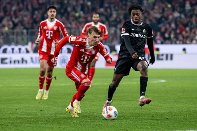 Lennart Karl FC Bayern Muenchen, 42 vs Johan Manzambi SC Freiburg, 44 GER, FC Bayern Muenchen vs SC Freiburg, Football, Bundesliga, Matchday 11, Season 2025 2026, 22 11 2025 DFL DFB REGULATES PROHIBIT ANY USE OF PHOTOGRAPHS as IMAGE SEQUENCES and or QUASI VIDEO GER, FC Bayern Muenchen vs SC Freiburg, Football, Bundesliga, Matchday 11, Season 2025 2026, 22 11 2025 Muenchen Copyright: xEibner-Pressefoto HeikexFeinerx EP_HFR