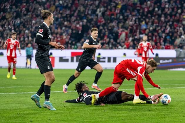 Johan Manzambi SC Freiburg, 44 tries to stop Lennart Karl FC Bayern Muenchen, 42 GER, FC Bayern Muenchen vs SC Freiburg, Football, Bundesliga, Matchday 11, Season 2025 2026, 22 11 2025 DFL DFB REGULATIONS PROHIBIT ANY USE OF PHOTOGRAPHS as IMAGE SEQUENCES and or QUASI VIDEO GER, FC Bayern Muenchen vs SC Freiburg, Football, Bundesliga, Matchday 11, Season 2025 2026, 22 11 2025 Muenchen Copyright: xEibner-Pressefoto HeikexFeinerx EP_HFR