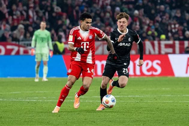 Fight for the ball duel between Luis Diaz FC Bayern Muenchen, 14 and Philipp Treu SC Freiburg, 29 GER, FC Bayern Muenchen vs SC Freiburg, Football, Bundesliga, Matchday 11, Season 2025 2026, 22 11 2025 DFL DFB REGULATIONS PROHIBIT ANY USE OF PHOTOGRAPHS as IMAGE SEQUENCES and or QUASI VIDEO GER, FC Bayern Muenchen vs SC Freiburg, Football, Bundesliga, Matchday 11, Season 2025 2026, 22 11 2025 Muenchen Copyright: xEibner-Pressefoto HeikexFeinerx EP_HFR