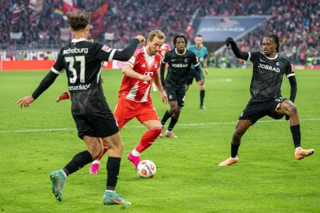 Harry Kane 9 FC Bayern Muenchen , FC Bayern Muenchen SC Freiburg, Football, Bundesliga, 11 Matchday, 22 11 2025 DFB regulations prohibit any use of photographs as image sequences and or quasi video Muenchen Bayern Germany Copyright: xkolbert-press UlrichxGamelx