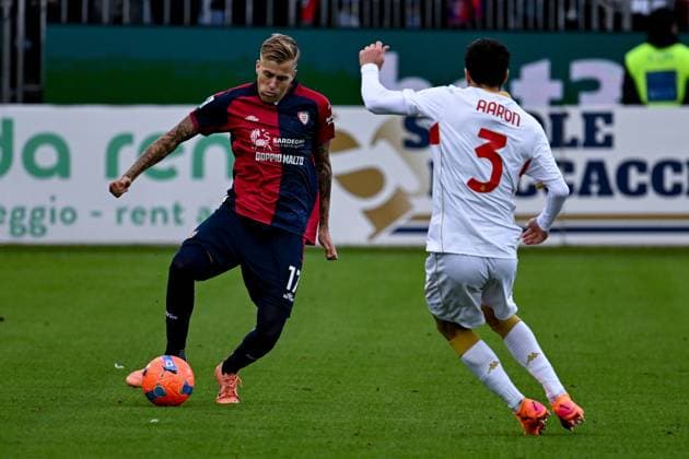 Cagliari s Mattia Felici in action during the Serie A soccer match between Cagliari Calcio and Genoa at the Unipol Domus in Cagliari, Sardinia - Saturday, 22 november 2025. - Soccer  Copyright: xGianlucaxZuddas LaPressex