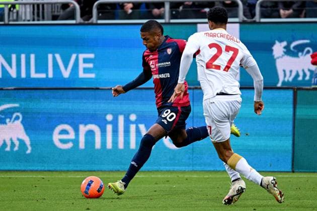 Cagliari s Michael Folorunsho in action during the Serie A soccer match between Cagliari Calcio and Genoa at the Unipol Domus in Cagliari, Sardinia - Saturday, 22 november 2025. - Soccer  Copyright: xGianlucaxZuddas LaPressex
