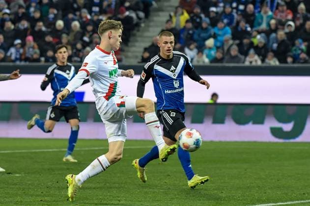22 11 2025, xemx, Fussball 1 Bundesliga, FC Augsburg Hamburger SV v l Anton Kade FC Augsburg Goal scored, erziehlt das Tor zum 1 0 DFL DFB REGULATIONS PROHIBIT ANY USE OF PHOTOGRAPHS as IMAGE SEQUENCES and or QUASI VIDEO Augsburg