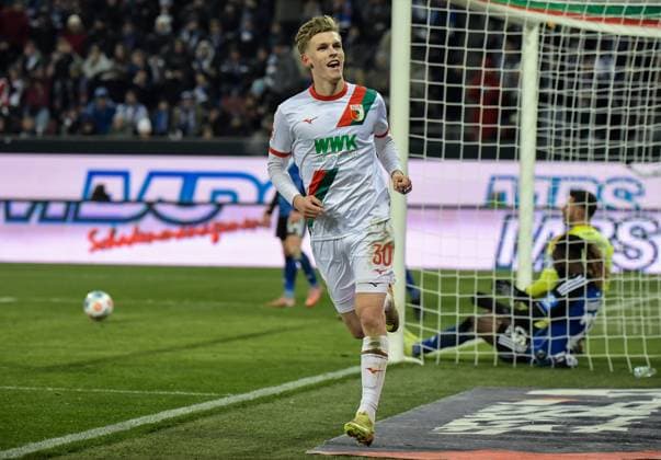 22 11 2025, xemx, Fussball 1 Bundesliga, FC Augsburg Hamburger SV v l Anton Kade FC Augsburg Jubel, Torjubel, celebrate the goal, jubelt ueber das Tor zum 1 0 DFL DFB REGULATIONS PROHIBIT ANY USE OF PHOTOGRAPHS as IMAGE SEQUENCES and or QUASI VIDEO Augsburg