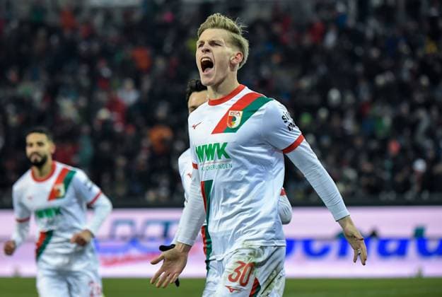 22 11 2025, xemx, Fussball 1 Bundesliga, FC Augsburg Hamburger SV v l Anton Kade FC Augsburg Jubel, Torjubel, celebrate the goal, jubelt ueber das Tor zum 1 0 DFL DFB REGULATIONS PROHIBIT ANY USE OF PHOTOGRAPHS as IMAGE SEQUENCES and or QUASI VIDEO Augsburg