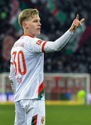 22 11 2025, xemx, Fussball 1 Bundesliga, FC Augsburg Hamburger SV v l Anton Kade FC Augsburg Jubel, Torjubel, celebrate the goal, jubelt ueber das Tor zum 1 0 Dartspielen DFL DFB REGULATIONS PROHIBIT ANY USE OF PHOTOGRAPHS as IMAGE SEQUENCES and or QUASI VIDEO Augsburg