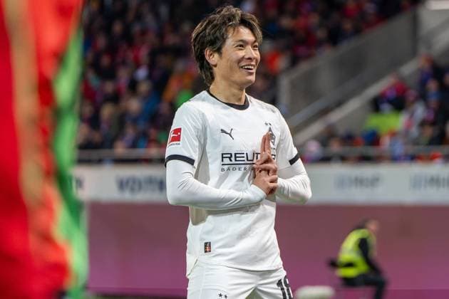 Cheered by Shuto Machino Borussia Mönchengladbach, 18 , GER, 1 FC Heidenheim 1846 vs Borussia Mönchengladbach, Football, 1 Bundesliga, Matchday 11, Season 2025 2026, 22 11 2025, DFL REGULATIONS PROHIBIT ANY USE OF PHOTOGRAPHS AS IMAGE SEQUENCES AND OR QUASI VIDEO, GER, 1 FC Heidenheim 1846 vs Borussia Mönchengladbach, Football, 1 Bundesliga, Matchday 11, Season 2025 2026, 22 11 2025, Heidenheim Copyright: xEibner-Pressefoto EdwardxCheungx EP_ECG