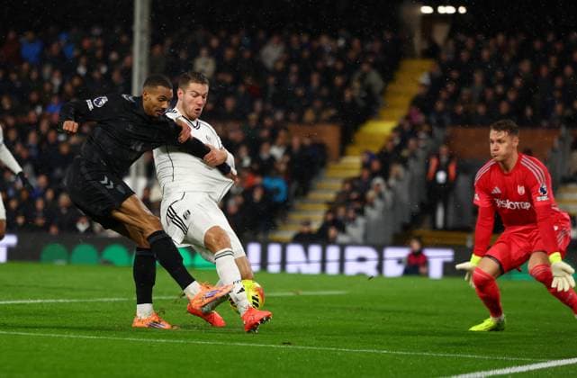 London, England, 22nd November 2025. Wilson Isidor of Sunderland has his shot blocked by Joachim Andersen of Fulham during the Fulham vs Sunderland Premier League match at Craven Cottage, London. Picture credit should read: Paul Terry Sportimage EDITORIAL USE ONLY. No use with unauthorised audio, video, data, fixture lists, club league logos or live services. Online in-match use limited to 120 images, no video emulation. No use in betting, games or single club league player publications. SPI_021_PT_Fulham_Sunderland SPI-4303-0021