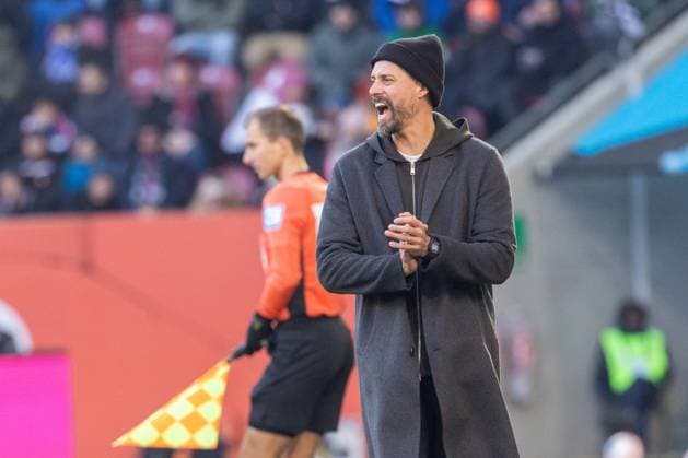 Head coach Sandro Wagner FC Augsburg screams, FC Augsburg vs Hamburger SV, Football, 1 Bundesliga, 11 Matchday, 22 11 2025 DFB regulations prohibit any use of photographs as image sequences and or quasi video Copyright: xkolbert-press PeterxFastlx
