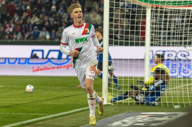 Goal celebration, cheers after his goal for 1 0 by Anton Kade FC Augsburg , FC Augsburg vs Hamburger SV, Soccer, 1 Bundesliga, 11 Matchday, 22 11 2025 DFB regulations prohibit any use of photographs as image sequences and or quasi video Copyright: xkolbert-press PeterxFastlx
