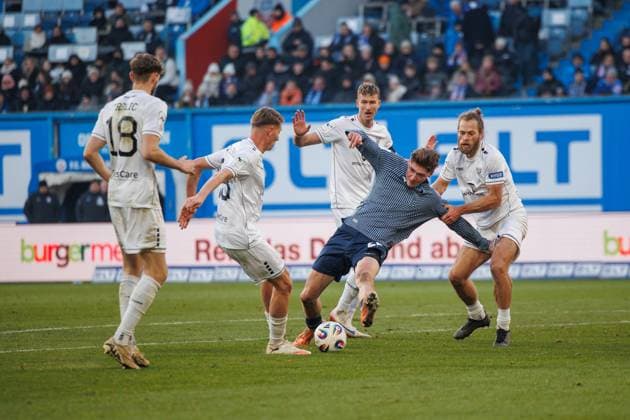 In the center Ryan Naderi Rostock against left Pius Krätschmer FCS and right Kristian Böhnlein FCS GER, FC Hansa Rostock vs 1 FC Schweinfurth 05, Soccer, Men, 3 Liga, Matchday 15, Season 2025 2026, 22 11 2025 Rostock Ostseestadion Mecklenburg Vorpommern Germany