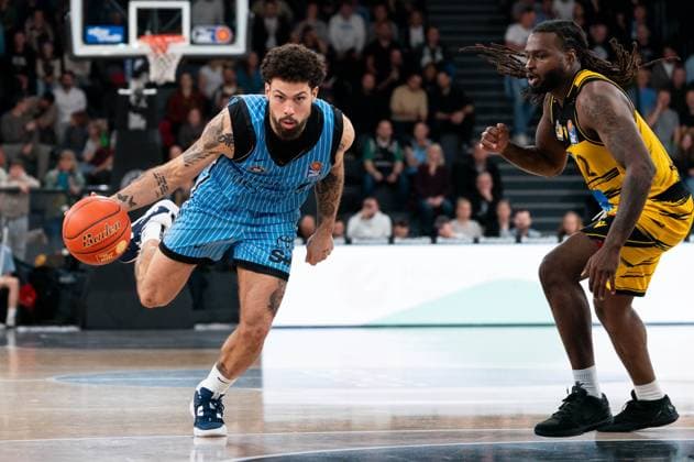 Devon Daniels Veolia Towers Hamburg, 21 dribbling against Traveon Buchanan MHP RIESEN Ludwigsburg, 02 , GER, Veolia Towers Hamburg vs MHP Riesen Ludwigsburg, Basketball, Bundesliga, Matchday 8, Season 2025 2026, 22 11 2025 GER, Veolia Towers Hamburg vs MHP Riesen Ludwigsburg, Basketball, Bundesliga, Matchday 8, Season 2025 2026, 22 11 2025 Hamburg Copyright: xEibner-Pressefoto MaxxVincenx EP_MVN